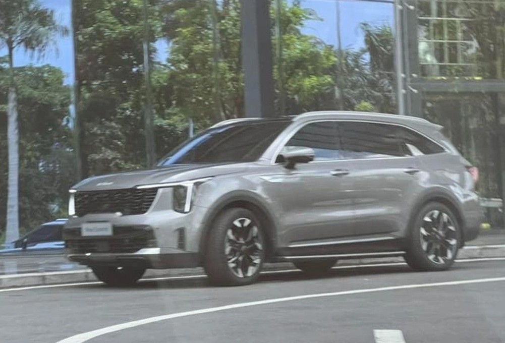 Kia Sorento mới lộ diện không che chắn trên đường phố Việt Nam