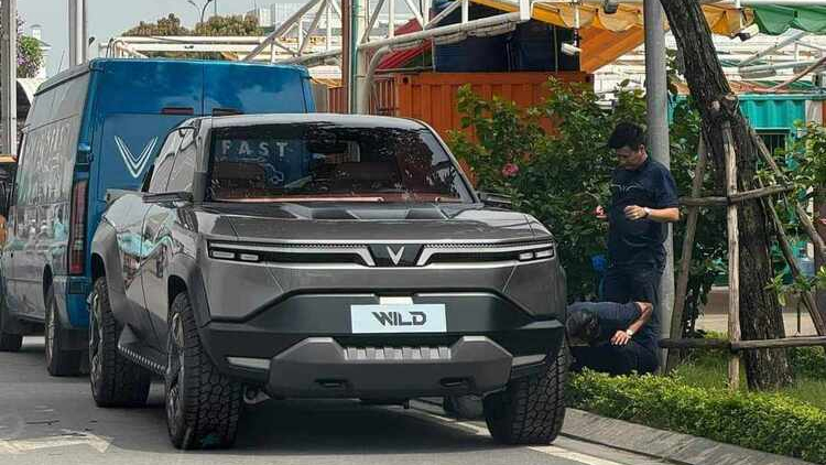 Xe bán tải điện VinFast Wild xuất hiện tại Hà Nội