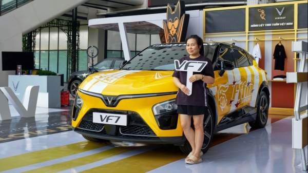 Lái thử VF 7, khách hàng “chốt” mua tặng xe cho con gái