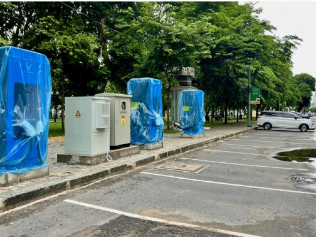 TP.HCM có trụ sạc nhanh trên vỉa hè, phục vụ xe đỗ dưới lòng đường
