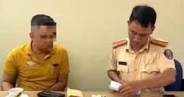 Phạt tài xế xe buýt mở cửa xe bất cẩn còn lớn tiếng đe dọa người đi đường