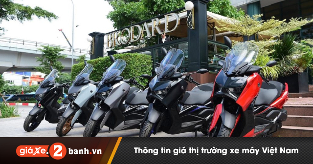 Chiều cao yên xe Xmax 300 2025 bao nhiêu? Nam cao 1m65 đi có phù hợp?