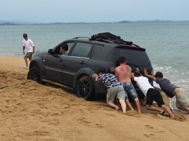 Công an mời tài xế xe hơi bị mắc kẹt trên bãi biển Tuy Hòa lên làm việc