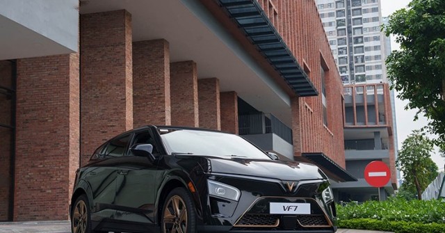 Giá xe VinFast VF 7 niêm yết và lăn bánh tháng 8/2025