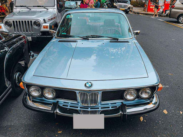 Cận cảnh BMW 2800CS hơn 50 tuổi trên đường phố Sài Gòn