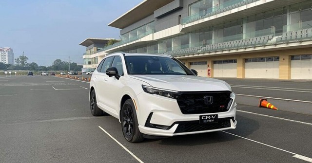 Giá xe Honda CR-V tháng 5/2025, ưu đãi 50% lệ phí trước bạ