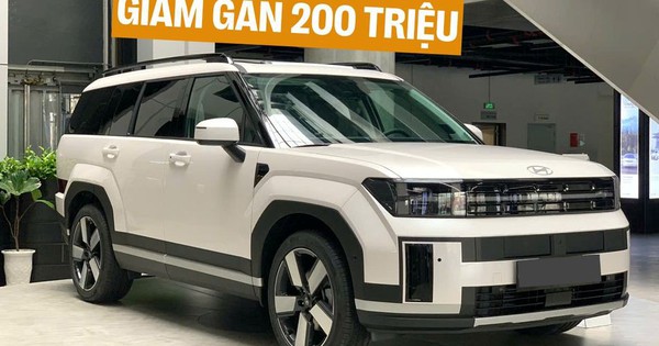 Hyundai Santa Fe giảm giá gần 200 triệu đồng tại đại lý: Bản tầm trung ngang giá CR-V tiêu chuẩn, rẻ hơn xe cũ trên thị trường