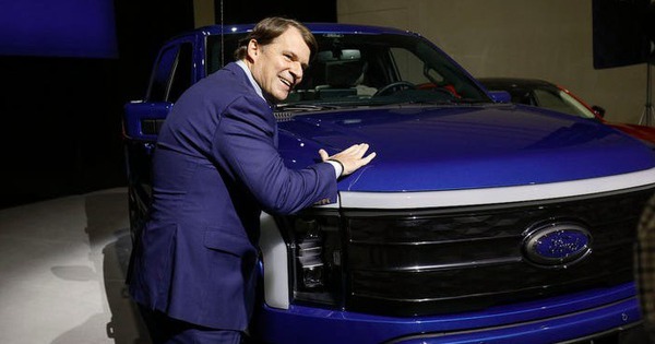 CEO Ford thế chấp nhà để... mua xe