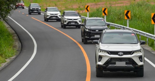 Giá xe Toyota Fortuner niêm yết và lăn bánh tháng 3/2025