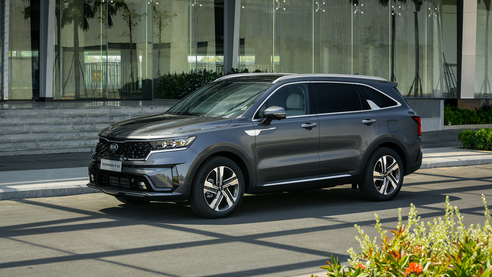 Kia Sorento giảm giá xuống dưới 900 triệu: Dọn kho đón phiên bản mới