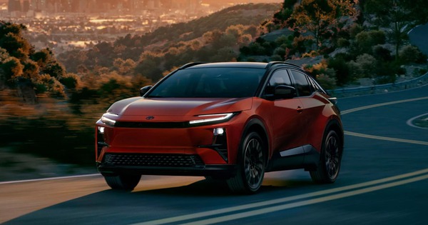 Toyota C-HR - SUV ‘chơi’ từng về Việt Nam có thêm bản điện, chạy 467km/sạc