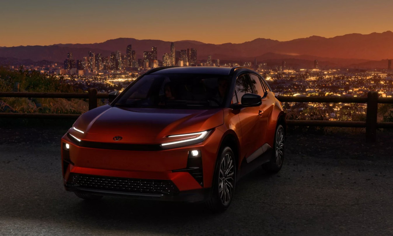 Toyota C-HR tái xuất ấn tượng: Lột xác thành SUV chạy điện, tăng tốc nhanh hơn cả xe thể thao