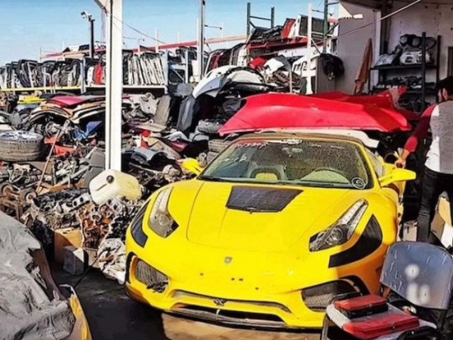 Bên trong “nghĩa địa siêu xe” Dubai: Nơi Bentley, Ferrari còn rất mới bị bỏ rơi dưới nắng gió sa mạc
