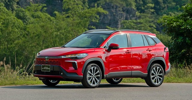 Giá xe Toyota Corolla Cross niêm yết và lăn bánh tháng 7/2025
