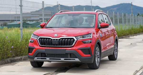 Bộ trưởng Séc lái Skoda Kushaq trong nhà máy tại Việt Nam