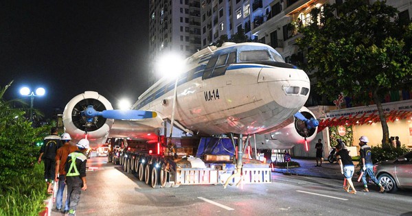 Chuyên cơ từng chở Bác Hồ xuất hiện trên phố Hà Nội, người dân háo hức đi xem