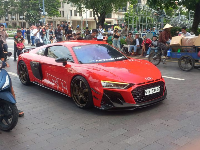 Chiêm ngưỡng chiếc Audi R8 động cơ V10 cực hiếm tại Việt Nam của đại gia Sài Gòn