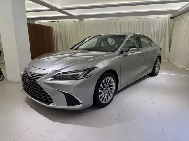 Lexus ES 2025 ra mắt với thiết kế trẻ trung hơn