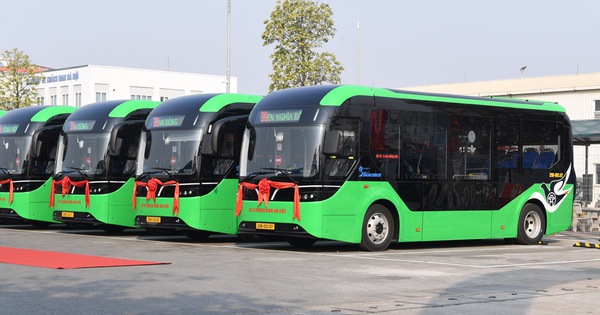 Ảnh thực tế dàn xe bus điện VinFast mới bàn giao: Chứa tối đa 60 người, sàn hạ thấp cho cả xe lăn lên