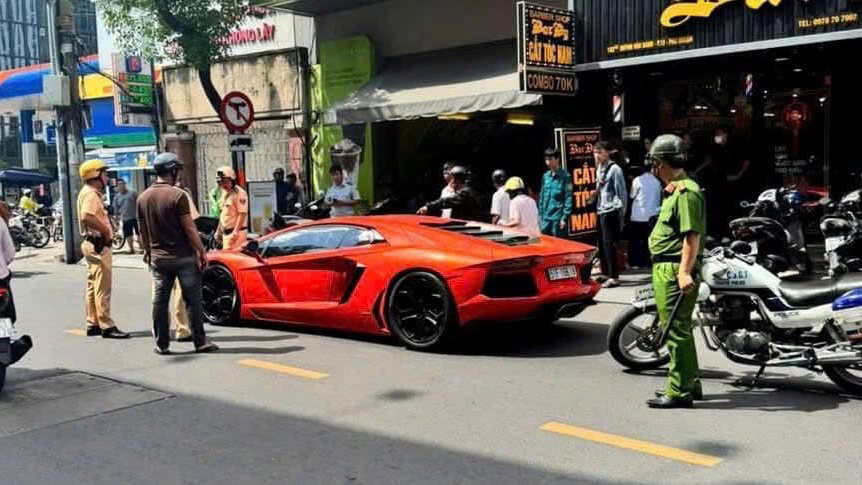 Gặp vấn đề sức khỏe, tài xế siêu xe Lamborghini đột ngột dừng xe giữa đường