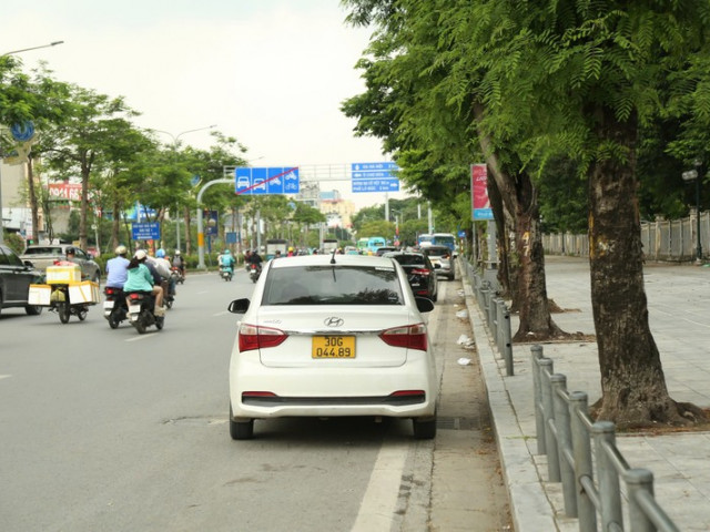 Cảnh sát giao thông xử lý nhiều trường hợp dừng, đỗ xe sai quy định