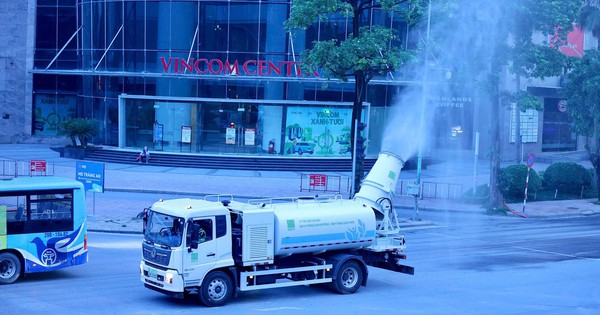 Tận thấy ‘pháo xa sương mù’ dập bụi mịn trên đường phố Hà Nội