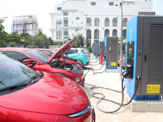 Hà Nội yêu cầu địa phương rà soát quỹ đất lắp đặt trạm sạc phục vụ chuyển đổi xe điện