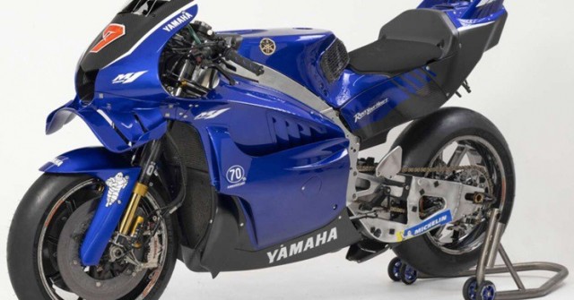 Yamaha vén màn bí mật siêu mô tô YZR-M1 V-four 2026