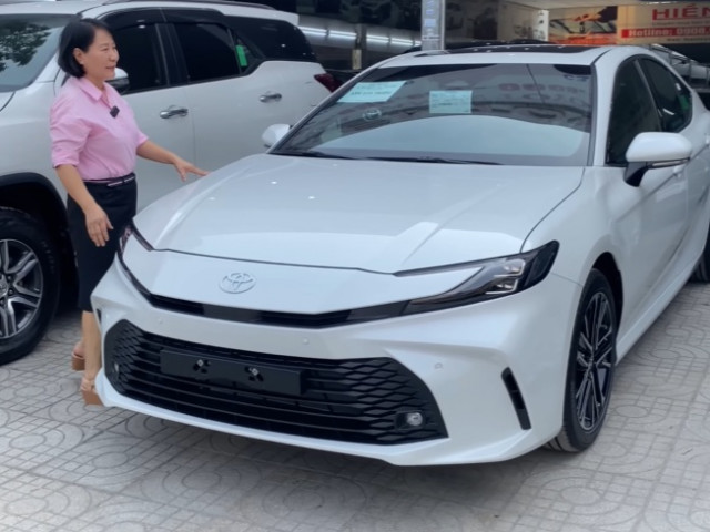 Chủ xe rao bán Toyota Camry 2.0Q giá 1,235 tỷ đồng: Xe mới lăn bánh 14 km