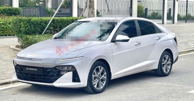 Giá bán lại của Hyundai Accent bản cao cấp nhất với cửa sổ trời