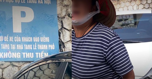 Mắng chửi, đòi thu tiền đỗ xe tại vỉa hè nhà tang lễ ở Hà Nội, người phụ nữ lập tức