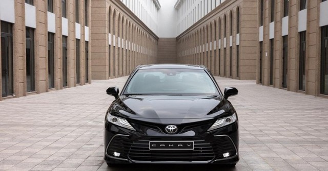 Giá xe Toyota Camry niêm yết và lăn bánh tháng 9/2024