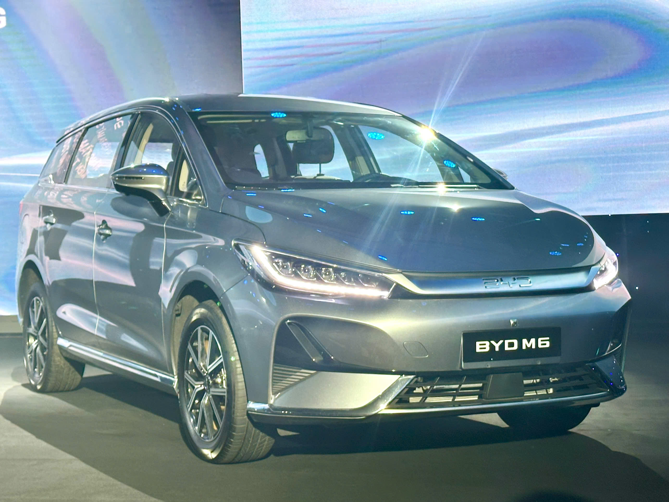 BYD M6 ra mắt tại Việt Nam: MPV thuần điện 7 chỗ đấu Mitsubishi Xpander