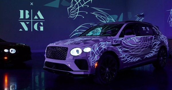 Chiếc Bentley Bentayga này được dán họa tiết cực cầu kỳ nhưng muốn xem được phải dùng loại ánh sáng đặc biệt