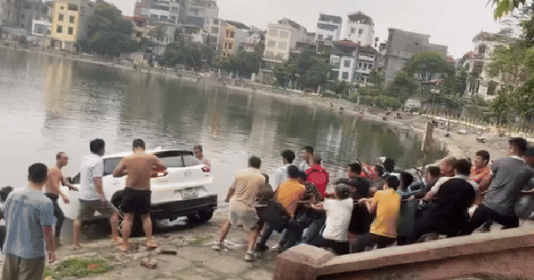 Hà Nội: Ô tô lao xuống hồ Định Công, gần 30 người giúp sức kéo lên