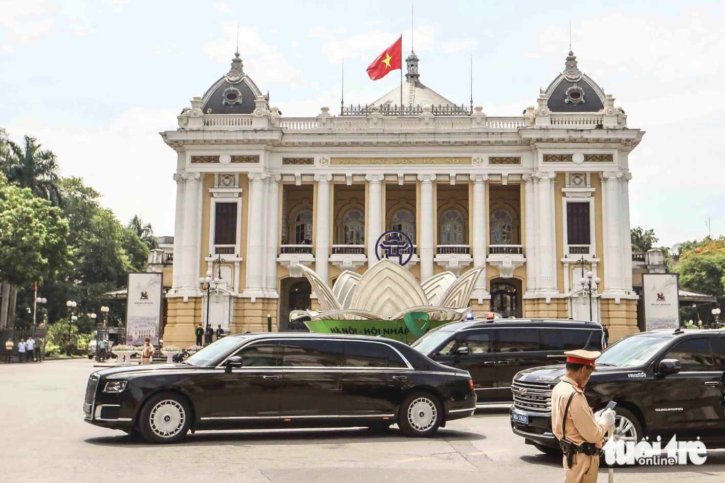 Ngắm siêu xe đặc chủng phục vụ Tổng thống Nga Putin trên đường phố Hà Nội