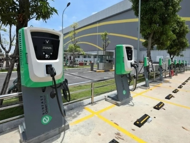 Sạc xe điện tại Việt Nam: Giá cao, chưa đồng bộ