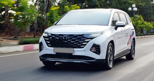 Giá xe Hyundai Custin niêm yết và lăn bánh tháng 7/2025