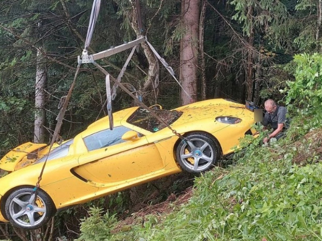 Siêu xe Porsche Carrera GT lao xuống vực, 2 người may mắn thoát nạn