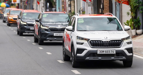 Khởi động hành trình ‘Từ Độc Lập tới Thống Nhất’: Hơn chục chiếc Skoda diễu hành qua Dinh Độc Lập trước khi lên đường xuyên Việt hơn 2.000km
