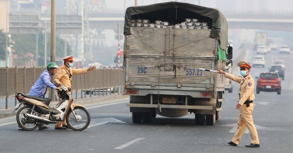 Bất chấp nguy hiểm đi xe máy vào cao tốc, người đàn ông nói do "vội"