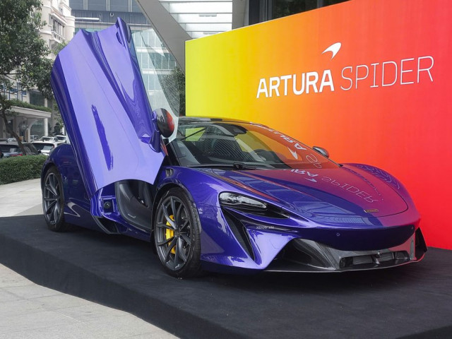 Cận cảnh McLaren Artura Spider trên đường phố Việt Nam