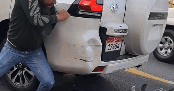 Đâm vào Toyota Prado, shipper dùng hết sức bình sinh nắn cản sau về nguyên trạng để đỡ phải đền nhiều tiền