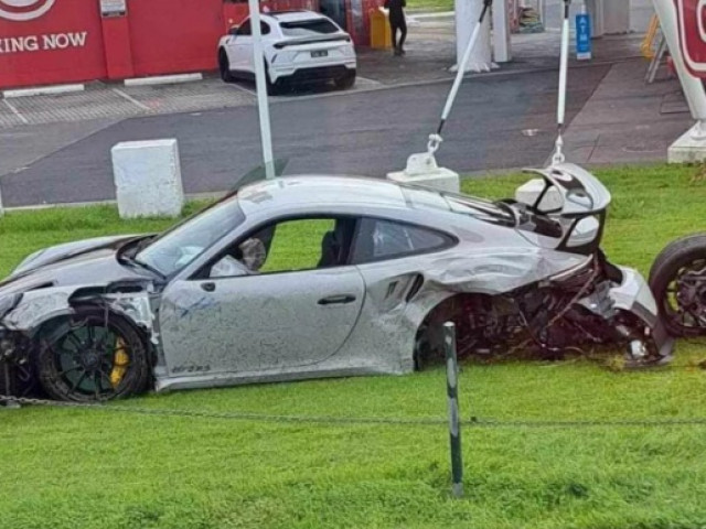 Siêu xe Porsche 911 GT2 RS bị tai nạn nát đầu do “phóng nhanh vượt ẩu”, va chạm với xe đầu kéo