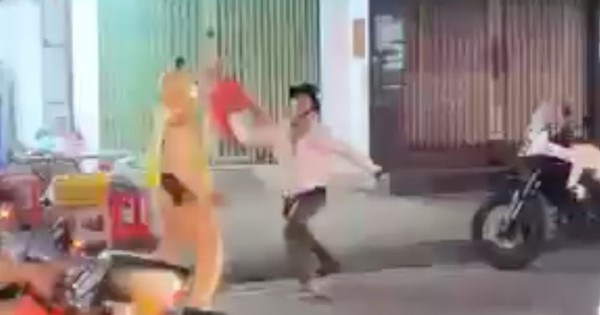 Phẫn nộ đoạn clip người đàn ông dùng ghế nhựa tấn công CSGT sau khi bị đo nồng độ cồn