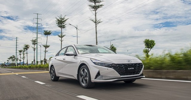 Giá xe Hyundai Elantra niêm yết và lăn bánh tháng 2/2025