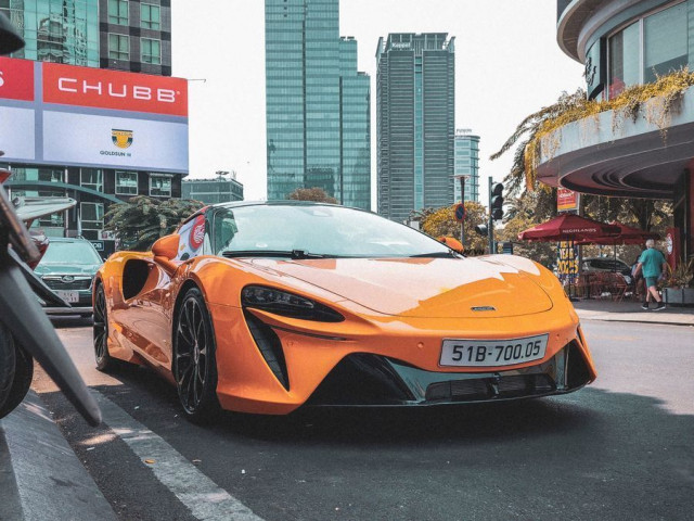 Chiếc McLaren Artura Spider thứ 2 lăn bánh trên đường phố Việt Nam