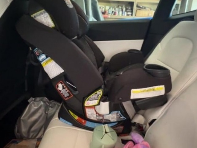 Em bé 20 tháng tuổi bị mắc kẹt bên trong xe Tesla vì xe hết pin