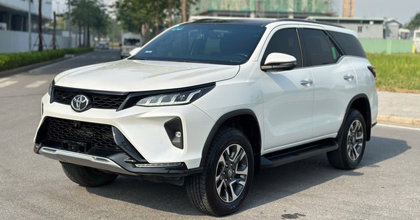 Đại lý báo Toyota Fortuner Legender thêm bản máy xăng tại Việt Nam: Đắt hơn máy dầu 5-45 triệu, bán ra tháng sau cạnh tranh Everest