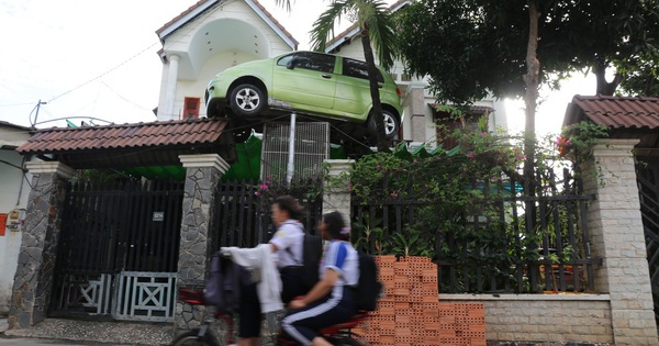 Kỳ lạ chiếc ô tô "vắt vẻo" trên cổng nhà ở Đồng Nai, chủ nhà giải thích mới vỡ lẽ nguyên nhân đầy cảm động